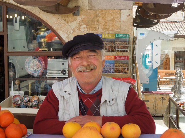 turek prodávající pomeranče