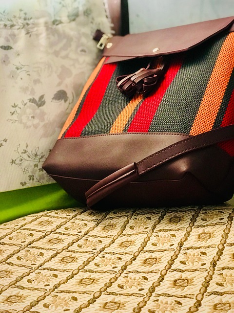 Pruhovaná reklamní taška.